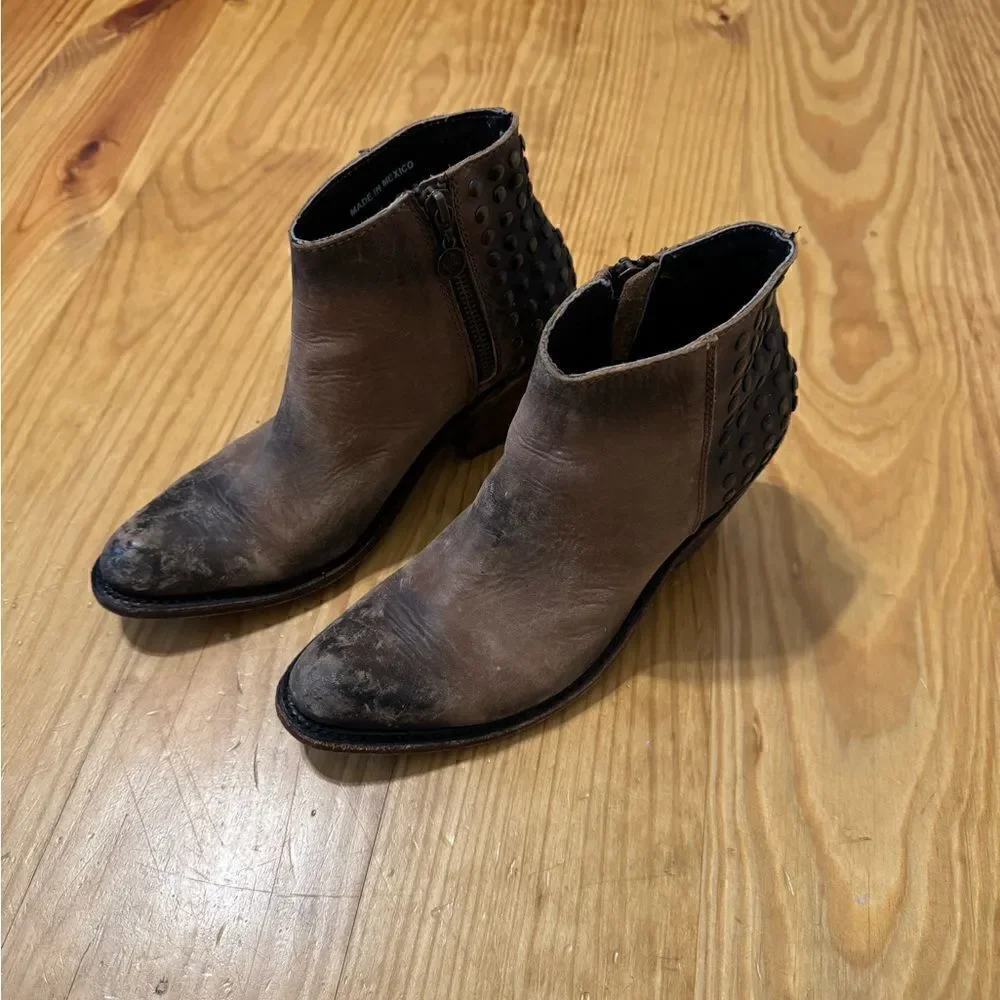 LIBERTY BLACK Distressed Leather Studded Ankle Western Bootie Women's Size 6.5